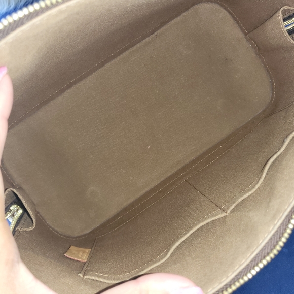 Louis Vuitton Alma PM Monogram - Picture 9 of 11